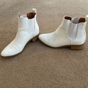 Vici faux leather white booties never worn size 7